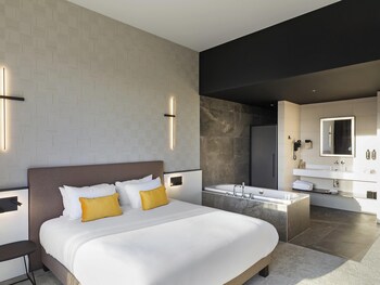 Junior Suite, 1 Double Bed, Bathtub, River View