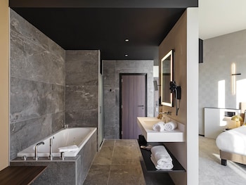 Junior Suite, 1 King Bed, Bathtub, River View