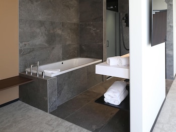 Junior Suite, 1 King Bed, Bathtub, River View