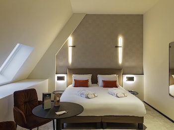 Junior Suite, 1 Double Bed, Bathtub, River View