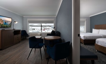Suite, 2 Queen Beds, Non Smoking, Kitchenette (with Single Sofabed)