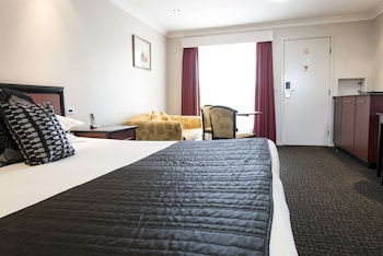 Deluxe Room, 1 King Bed, Non Smoking, Microwave