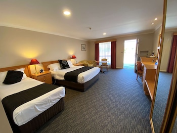 Executive Suite, Multiple Beds, Non Smoking, Kitchenette (with Sofabed)