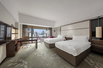 2 Twin Beds Classic City View