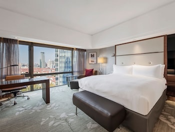 1 King Bed Classic City View