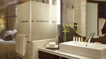 1 King Bed Classic City View