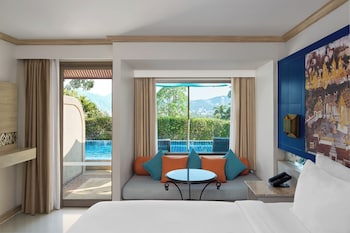 Deluxe Room, 1 King Bed, Pool Access