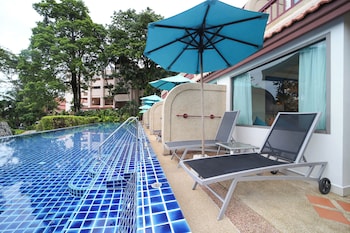 Deluxe Room, 1 King Bed, Pool Access