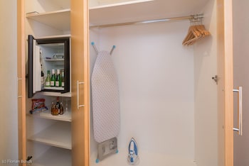 Comfort Room, 1 King Bed (Walk-in Shower;Cozy Sitting Corner)