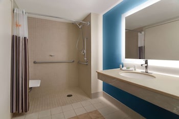 1 Full Bed, One-Bedroom, Mobility/Hearing Impaired Access, Deluxe Suite, NSMK