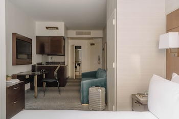 Suite, 1 Queen Bed, Kitchenette