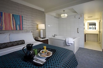 Suite, 1 King Bed, Smoking
