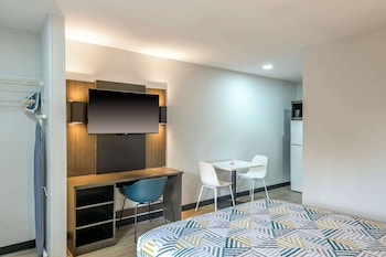 Standard Room, 1 Queen Bed, Non Smoking, Kitchenette