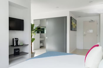 Rockstar Oceanfront Suite - 1 King Bed