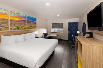 Room, 1 King Bed, Mobility Accessible, Non Smoking (Roll-In Shower)