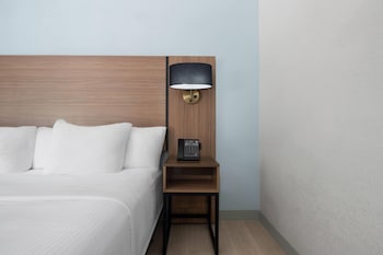 Deluxe Room, 1 King Bed, Accessible, Non Smoking
