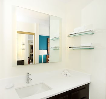 Suite, 2 Bedrooms (Mobility Accessible, Tub)