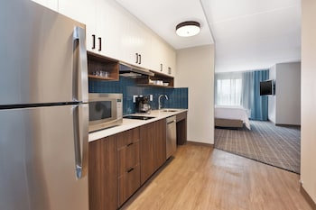 Studio Suite, 1 King Bed, Accessible Bathtub, Kitchen (Mobility)