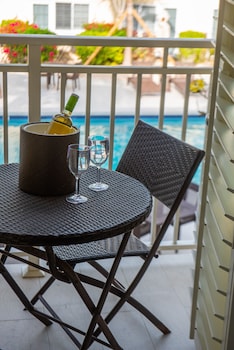 Deluxe Poolside Balcony - 1 King Bed
