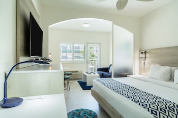 Deluxe Poolside Balcony - 1 King Bed
