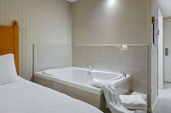 Premium Studio Suite, 1 Queen Bed with Sofa bed, Balcony, Mountain View - No Pets Allowed