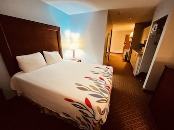 Queen Kitchenette Suite