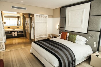 Junior Suite, 1 King Bed, Club Lounge Access