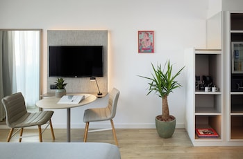 Studio, Balcony