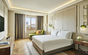 Suite, 1 King Bed, City View