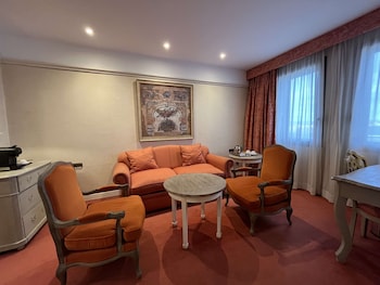 Junior Suite, 1 King Bed, Non Smoking (Living Room)