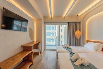 Deluxe Pool & City View