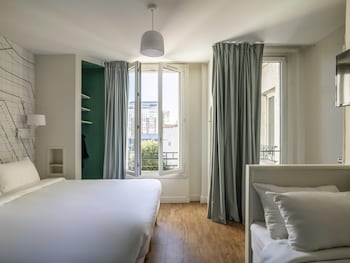 Superior Room with a double bed and a single bed
