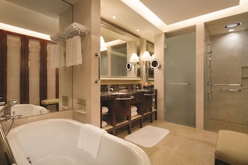 Valley Wing Deluxe Grand King (Exclude the Valley Wing Lounge privileges)