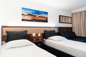 Chambre DELUXE avec lits jumeaux et canapé-lit pour enfant de 12 ans maximum