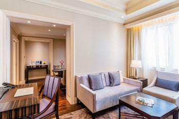 Executive Suite - SIGNATURE LOUNGE PRIVILEGES