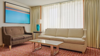 NORTH ONE BEDROOM SUITE KING SMOKING