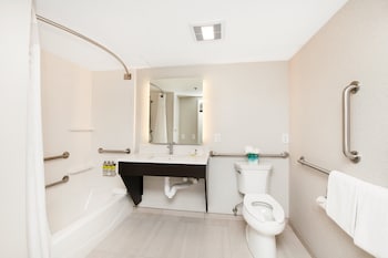 Standard Room, 2 Queen Beds, Roll-in Shower (Communications Accessible)