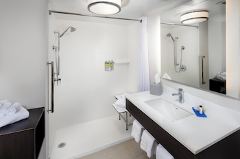 Room, 1 King Bed, Accessible (Communication, Mobil Roll-In Shower)