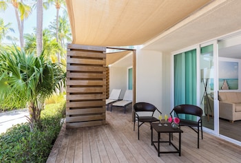 One Bedroom Oceanfront Suite Two Queens Lanai