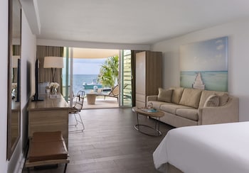 Alligator Reef Oceanfront Room King Lanai with Queen Sofabed