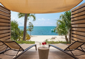 Alligator Reef Oceanfront Room King Lanai with Queen Sofabed