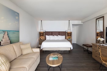 Alligator Reef Oceanfront Room King Lanai with Queen Sofabed