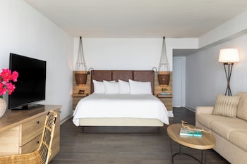 Alligator Reef Oceanfront Accessible Room King Bed