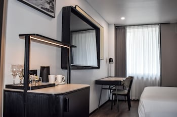 Business Room (Shower over Bath)