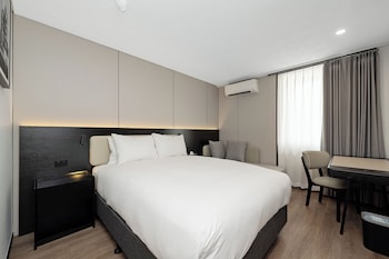 Standard Room, 1 Queen Bed