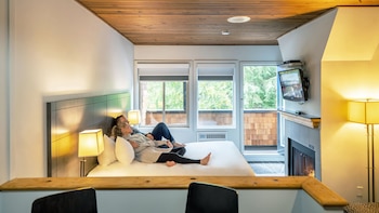 Deluxe Room, 1 Queen Bed