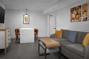 2 Bedroom Suite Accessible Tub