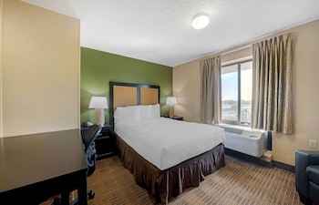 Deluxe Studio, 1 Queen Bed with Sofa bed, Non Smoking