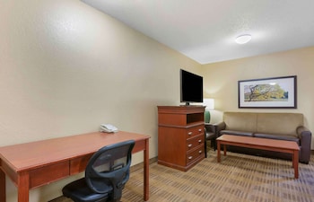 Deluxe Studio, 1 Queen Bed with Sofa bed, Non Smoking