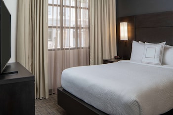 Suite, 1 Queen Bed with Sofa bed, Accessible (Mobility Roll in Shower One Bedroom)